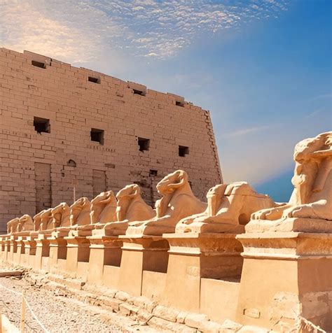 Senovės Egipto ar Persijos sodas su formuotomis augalų skulptūromis
