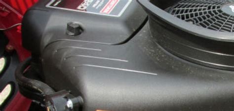 Nuotrauka su įvairių tipų alyvos bakeliais sodo traktoriams