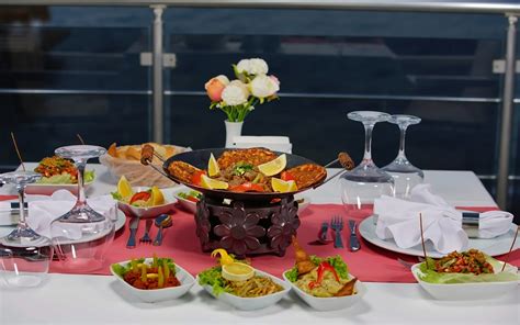 nuotrauka su įvairiais patiekalais, kuriuose naudojami porai