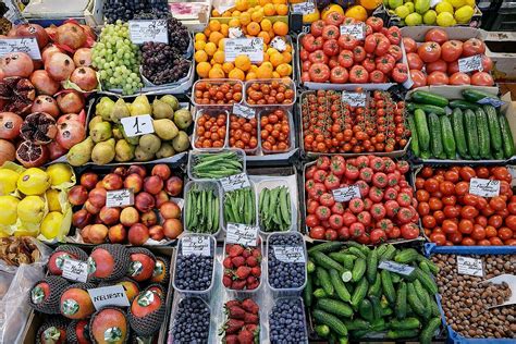 Vizualizacija su įvairiais daržovių daigais turguje