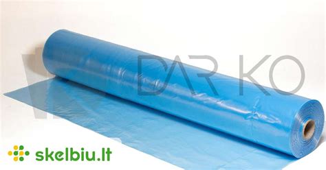 nuotrauka su stabilizuota polietileno plėvele, demonstruojanti jos tekstūrą ir galimą panaudojimą šiltnamyje