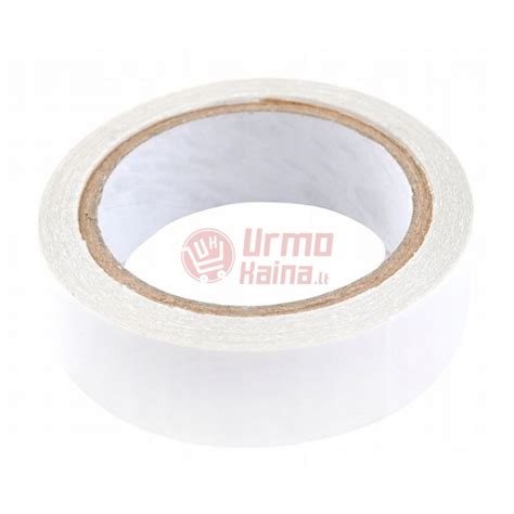 nuotrauka su apsaugine porolono juosta, demonstruojanti jos elastingumą ir lipnią pusę