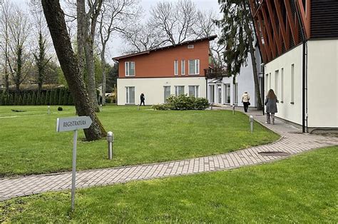 Nuotrauka, vaizduojanti jaunus žmones, mandagiai ir pagarbiai bendraujančius įvairiose aplinkose