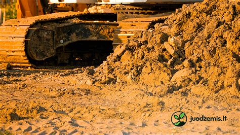 Schema, kaip vyksta sklypo pakėlimas: grunto sluoksnio pylimas, juodžemio sluoksnio pylimas, lyginimas ir nuolydžio formavimas.