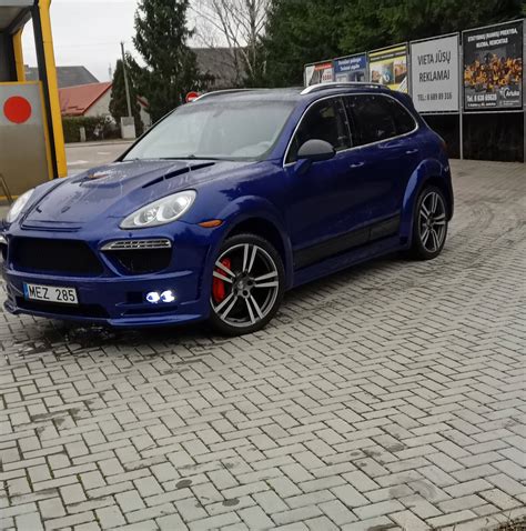 Nuotrauka, kurioje lyginamas kokybiškas, birus juodžemis ir prastos kokybės, su priemaišomis.