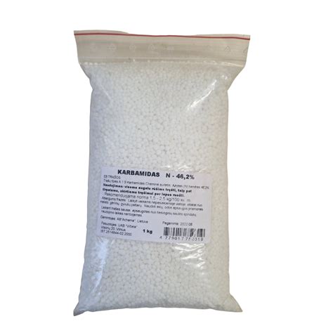 granuliuotas karbamidas supiltas ant dirvos