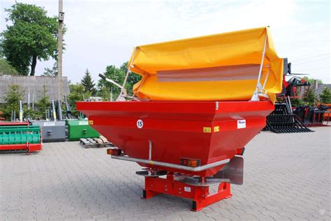 trąšų barstytuvas laukuose