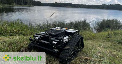 schema: robotas žoliapjovė ir nukritę vaisiai ant vejos