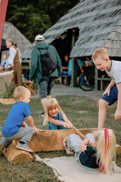 Surenkite susmulkintus vienkartinius vazonėlius vazono dugne, kad užtikrintumėte gerą drenažą