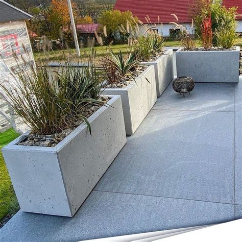 Betoninis vazonas, pagamintas naudojant plastikinę formą ir stiklinį indą