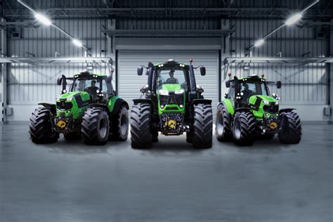 nuotrauka su įvairiais vejos traktoriukų modeliais, demonstruojanti jų dydį ir dizainą