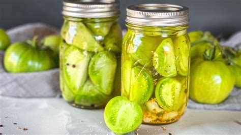 nuotrauka su įvairiais konservuotais pomidorų patiekalais: trinti pomidorai, pomidorų padažas, lečo