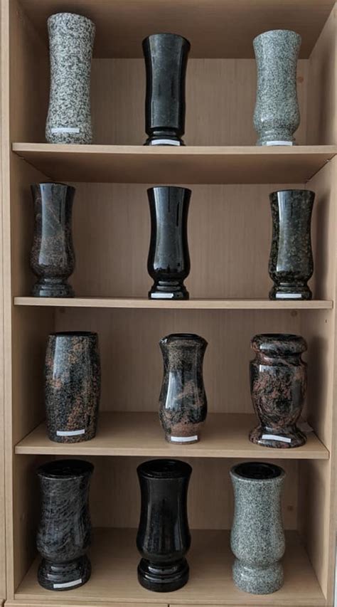 įvairių tipų kapų vazos ir žibintai