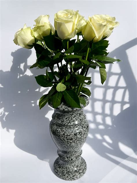 granitinė kapų vaza su gėlėmis