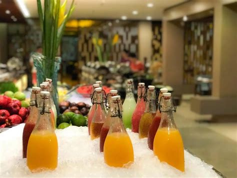 Nuotrauka su įvairiais lęšių patiekalais