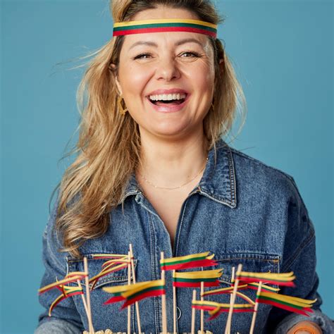 vaikai atlieka eksperimentą su pienu ir dažais