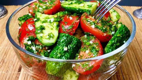 nuotrauka, vaizduojanti laistomus pomidorus ir agurkus dilgėlių raugu