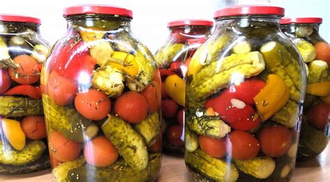 stiklainiai su konservuotais pomidorais lentynoje