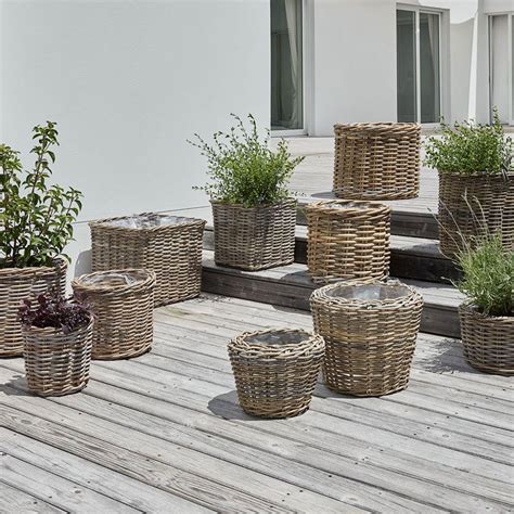 Įvairių tipų vazonų nuotraukos: keramikinio, plastikinio, medinio ir metalinio