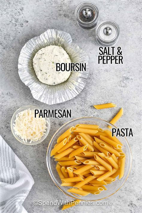 Nuotrauka su ingredientais klasikiniam makaronų receptui.