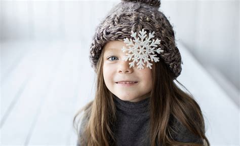 Schema, iliustruojanti natūralios šviesos trūkumą žiemą ir poreikį dirbtiniam apšvietimui.