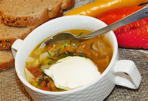 nuotrauka su paruošta paprika ir ananasų mišraine stiklainyje