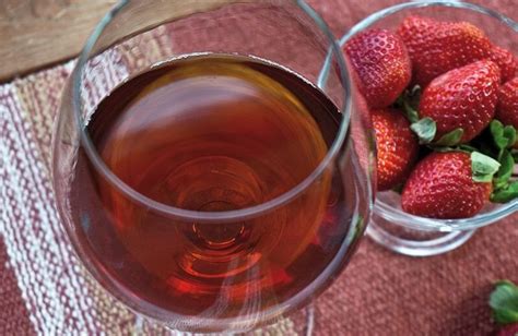 skaidrus braškių vynas