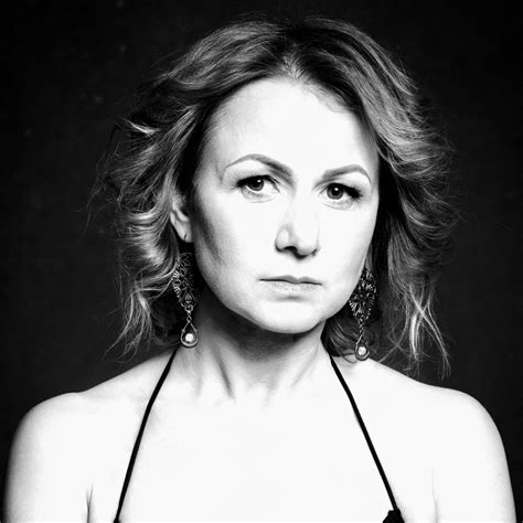 fotografija, vaizduojanti drėgną miško pakraštį su tipiniais drėgnų vietų augalais