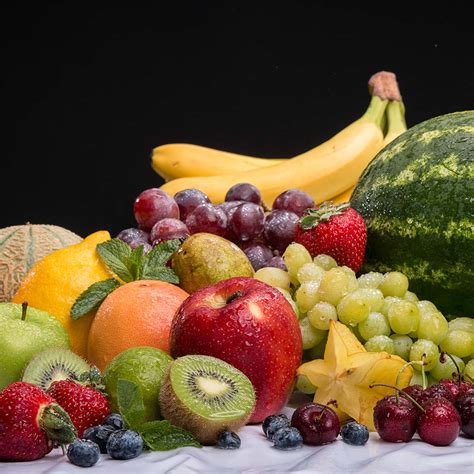 Vaizdas su įvairiais Lietuvoje augančiais valgiais vaisiais ir uogomis