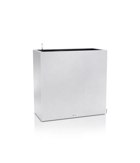 Minimalistinis baltas plastikinis vazonas Diamond Slim su augalu lauko terasoje