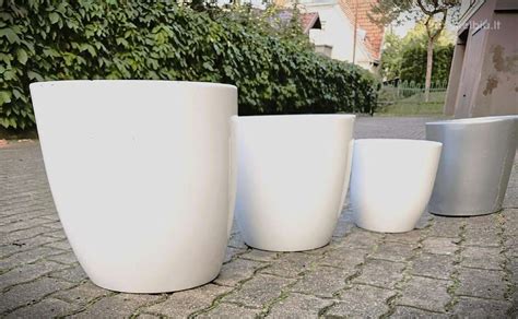 Skirtingų spalvų ir dydžių plastikinių vazonų Diamond Slim kompozicija ant modernios svetainės palangės