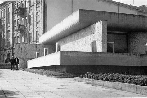 Architektas Algimantas Umbrasas prie kukmedžio