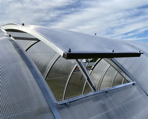 Schema: pavaizduoti skirtingi šiltnamių konstrukcijos tipai (arkinis, šlaitinis) ir vėdinimo elementai (orlaidės)