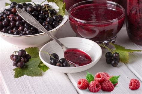 vaizdas su avietėmis ir aviečių uogiene