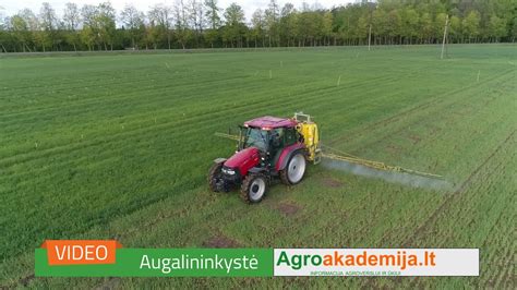 nuotrauka, kurioje matyti ūkininkas, dirbantis lauke su augalų apsaugos įranga