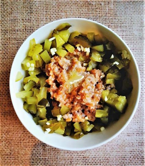 Nuotrauka: stiklainis su raugintais agurkais, krapais ir česnakais