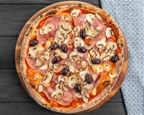 Paruošta Capriciosa pica su gausiu ingredientų deriniu