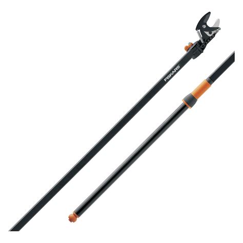 schematinis brėžinys, iliustruojantis teleskopinio genėtuvo Fiskars UP84 reguliuojamą kampą ir pasiekiamą aukštį