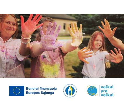 Vaikai, besidžiaugiantys levandų lauku