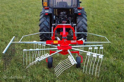 Rotacinis grėblys laukuose