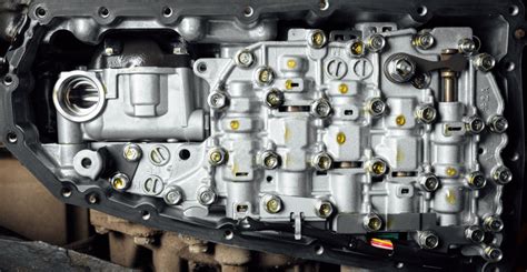Infografika, iliustruojanti skirtingų transmisijos tipų (pvz., 4x4, CVT, Powershift) ir jiems tinkamų alyvų.