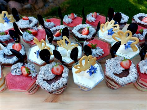 Nuotrauka su gatavu tortu su varške ir braškėmis, papuoštu šviežiomis braškėmis ir migdolų drožlėmis