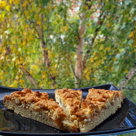 Nuotrauka su torto pagrindo paruošimu: sausainių trupiniai sumaišyti su sviestu ir suberti į kepimo formą