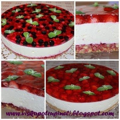 Nuotrauka su sluoksniuotu biskvitiniu tortu su varške ir braškėmis, pavaizduotas pjūvis