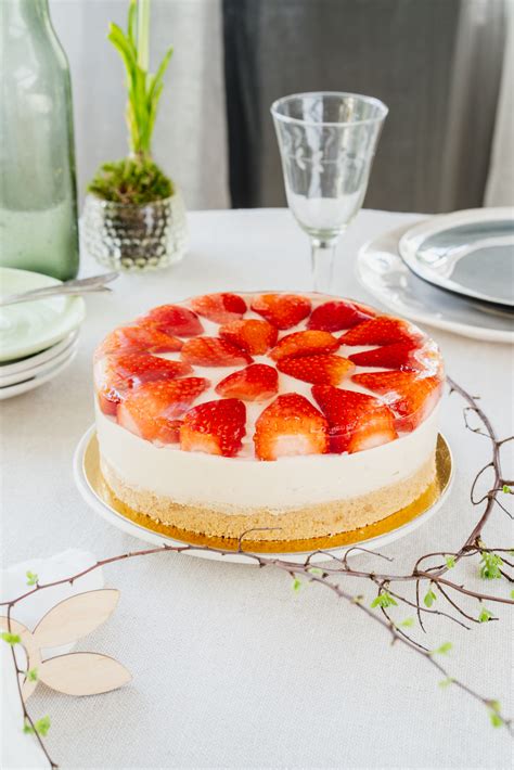 Nuotrauka su želė torto su varške ir braškėmis sluoksniais