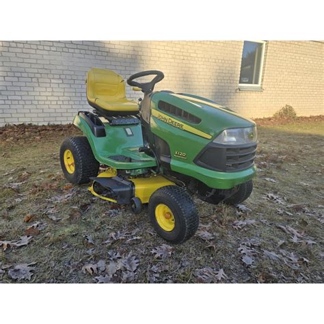 Nuotraukų koliažas, vaizduojantis skirtingų gamintojų (Husqvarna, Stiga, John Deere, Kubota, Toro) populiarius sodo traktoriukų modelius.