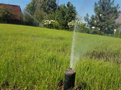 Nuotrauka, vaizduojanti skirtingus vejos laistymo sistemos komponentus: vamzdžius, vožtuvus, purkštukus.