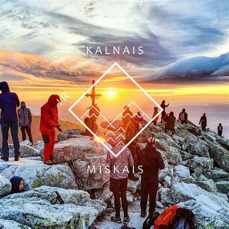 Vaizdingas Altajaus kraštovaizdis su kalnais, upėmis ir miškais, iliustruojantis kelionės pradžią.