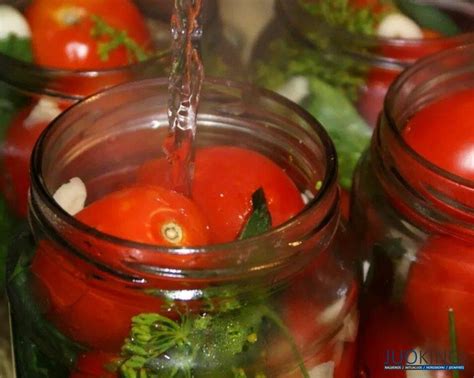 Vaizdinis pavyzdys: paruošti pomidorai stiklainiuose, paruošti marinavimui