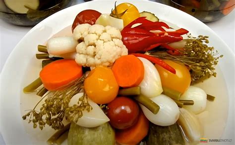 Vaizdinis pavyzdys: įvairios daržovės marinuotos stiklainyje